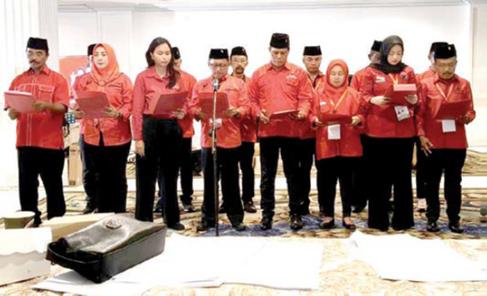 RESMI DITETAPKAN: Saifuddin Zuhri (tengah) bersama kader PDI-P Kota Batu usai pengumuman penetapan Ketua DPC PDI-P di Surabaya pada Minggu lalu (21/12).