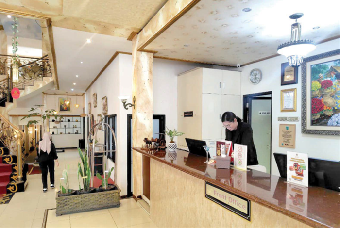 BELUM PENUH: Petugas El Kartika Wijaya Hotel menunggu tamu check in beberapa waktu lalu.