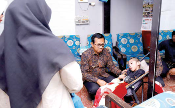 BERI PERHATIAN: Wali Kota Batu Nurochman mengunjungi salah seorang penyandang disabilitas di Kecamatan Bumiaji beberapa waktu lalu.