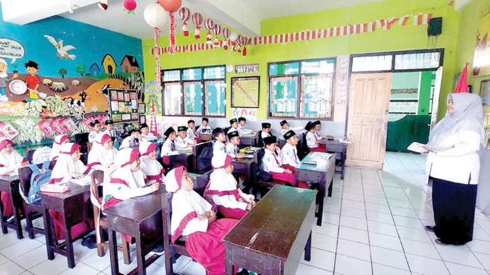 KEGIATAN BELAJAR MENGAJAR: Siswa tampak fokus menyimak penjelasan yang disampaikan guru di dalam kelas di salah satu Madrasah Ibtidaiyah Kota Batu beberapa waktu lalu.