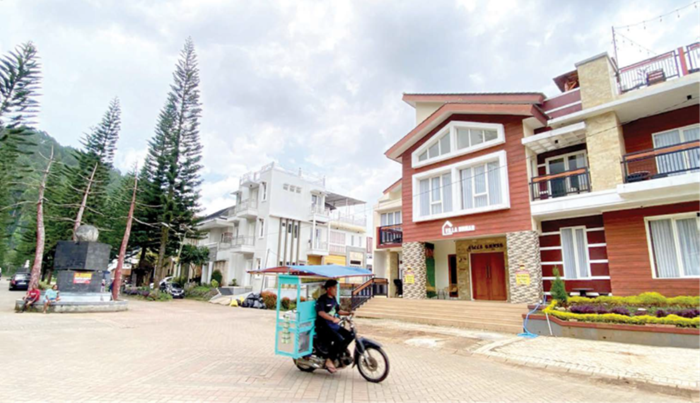 PEMINAT TINGGI: Dereta bangunan di Komplek Villa The Kusuma Pinus jadi jujugan wisatawan kemarin (23/12).