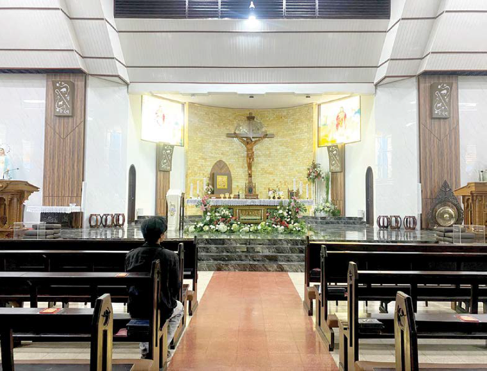PERSIAPAN NATAL: Suasana Gereja Katolik Gembala Baik persiapan menuju misa malam Natal kemarin (24/12).