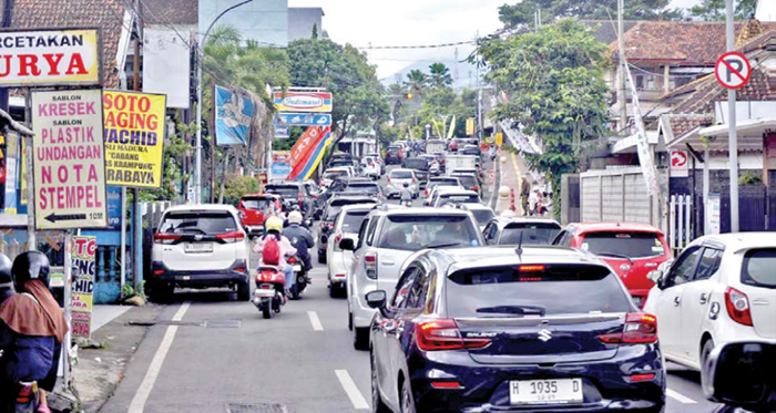 PADAT MERAYAP: Kawasan Jalan Semeru menuju Alun-Alun Kota Wisata Batu dipadati kendaraan wisatawan kemarin (26/12).