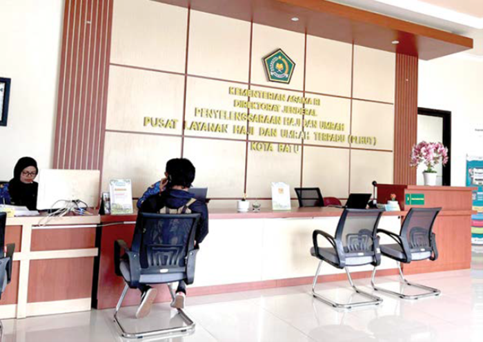 DILAYANI: Salah satu Calon Jemaah Haji menjalani pelunasan BPIH di Kantor Kementerian Agama (Kankemenag) Kota Batu beberapa waktu lalu.