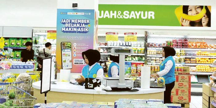 PRODUKTIF: Beberapa karyawan di salah satu pusat perbelanjaan di Kota Batu melayani pembeli kemarin (25/12).