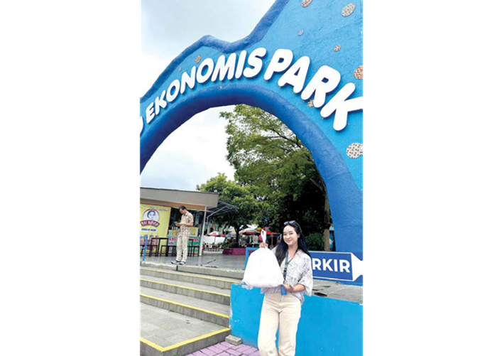 SEMRINGAH: Salah satu customer layanan Mas Tolong Mas (MTM) menerima pesanan yang diminta beberapa waktu lalu.