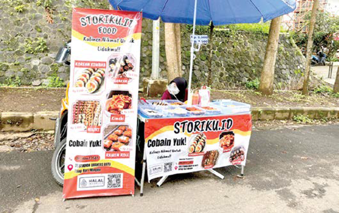 HALAL: Salah satu pedagang kaki lima di Kota Batu sudah memiliki sertifikat halal.