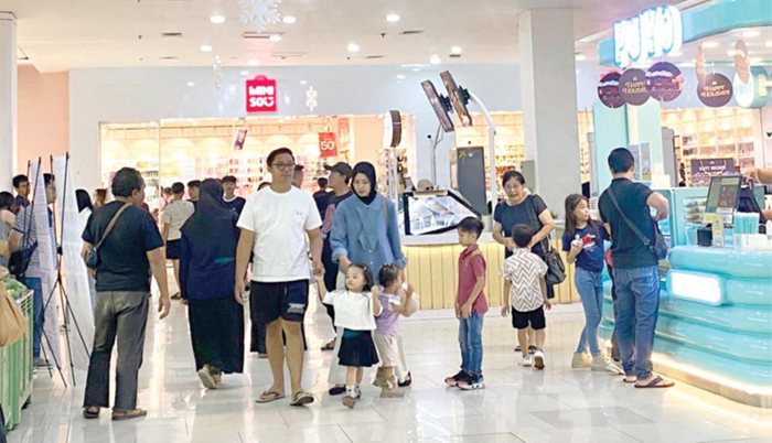 MEMBELUDAK: Beberapa wisatawan tampak mengunjungi tenant di Lippo Plaza Batu kemarin (28/12).