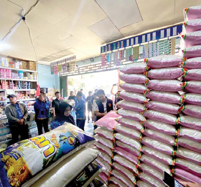 DIPASTIKAN AMAN: Beberapa merek beras dijual di salah satu toko kelontong di Jalan Dewi Sartika, Kecamatan Batu beberapa waktu lalu.