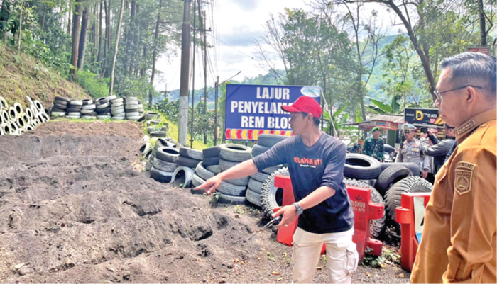 TINJAU LANGSUNG: Wali Kota Batu Nurrochman mendengar laporan dari salah satu Relawan Jalur Klemuk mengenai lajur penyelamatan rem blong yang ke depan bakal ditambah pasir dan sekam kemarin (29/12).