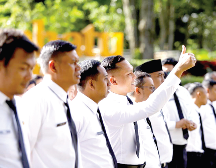 SEMRINGAH: Beberapa PPPK Paruh Waktu menerima SK dari Pemkot Batu beberapa waktu lalu.