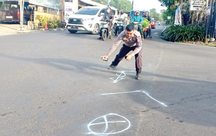 OLAH TKP: Unit Gakkum Satlantas Polres Batu melakukan olah Tempat Kejadian Perkara (TKP) kecelakaan lalu lintas di Jalan Raya Simpang Tiga Bendo, Kelurahan Sisir, Kecamatan Batu kemarin pagi (29/12).