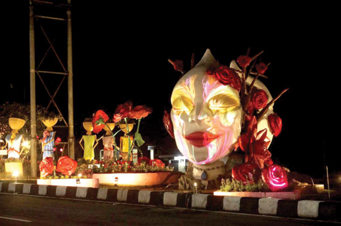 UNIK: Pulau jalan di Jalan Sultan Agung yang menyala saat malam hari banyak memikat para wisatawan.