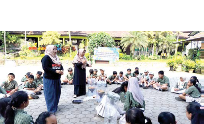 ANTUSIAS: Para siswa semangat mengikuti arahan pembuatan pupuk kompos dari sampah organik di sekitar sekolah beberapa waktu lalu.