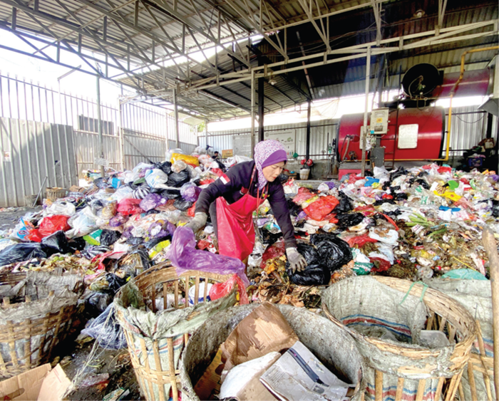 MULAI TERKELOLA: Petugas sampah di TPS3R Nyawiji memilah sampah beberapa waktu lalu