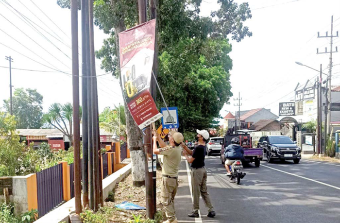 PENERTIBAN: Sejumlah reklame ilegal dicopot Satpol-PP Kota Batu beberapa waktu lalu.