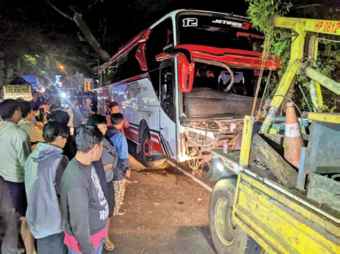 LAKA MAUT: Bus Shakindra Trans mengalami rem blong dan menabrak sejumlah kendaraan di Jalan Ir Soekarno, Kecamatan Junrejo pada 8 Januari 2025 lalu.