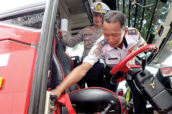 PASTIKAN KEAMANAN: Satlantas Polres Batu dan Dishub Kota Batu melakukan sidak ramp check di sejumlah destinasi wisata selama libur Nataru.