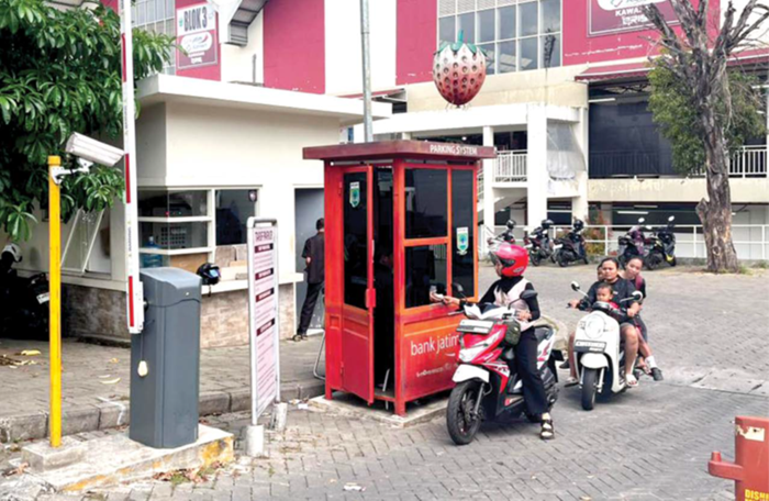 BERAKTIVITAS: Pengunjung menata kendaraan di kawasan parkir Pasar Induk Among Tani beberapa waktu lalu.