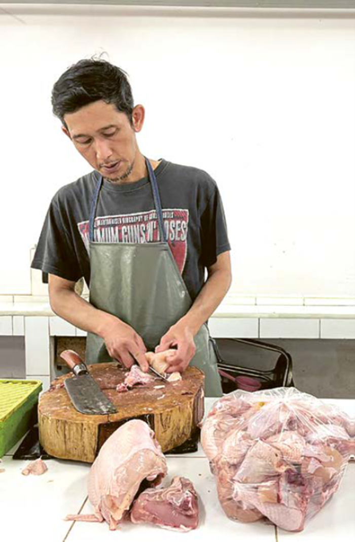 BATU - Harga daging ayam potong di Kota Batu mulai berangsur turun setelah sempat melonjak tajam selama momentum Natal dan Tahun Baru (Nataru). Dari sebelumnya menyentuh Rp40 ribu per kilogram, harga
