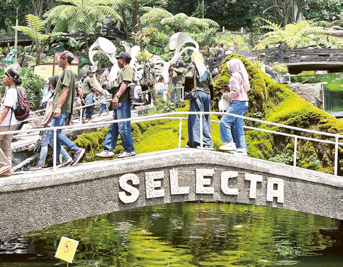 RAMAI: Taman Rekreasi Selecta diserbu wisatawan pada Sabtu lalu (3/1). Jumlah rata-rata kunjungan mencapai 4 ribu orang per hari.