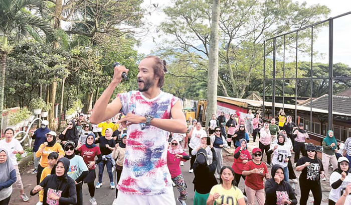 BERSEMANGAT: Pengunjung CFD Mbatu Sae antusias mengikuti gerakan zumba yang dipandu Zumba Instructor Network (ZIN) Ridwan kemarin (4/1).