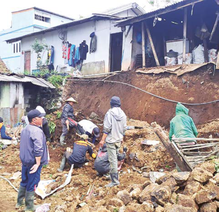DITERJANG LONGSOR: Dinding pelengseng teknis longsor di Desa Sumberbrantas Kota Batu pasca diguyur hujan lebat saat malam pergantian tahun baru dini hari lalu.