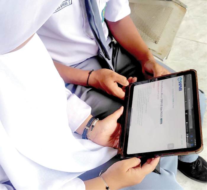 BELUM DIMULAI: Siswa SMAN 2 Batu tengah mengakses laman SNPMB 2026 untuk registrasi akun kemarin (5/1).