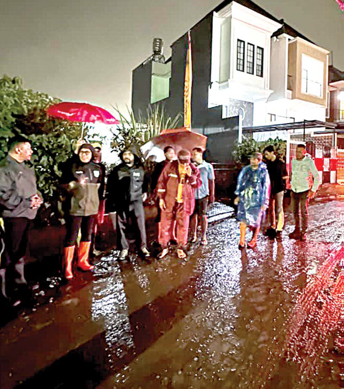 TINJAU LANGSUNG: Wali Kota Batu Nurochman meninjau kaawasan banjir luapan di Dusun Beru, Desa Bumiaji, Kecamatan Bumiaji pada Minggu petang lalu (4/1).