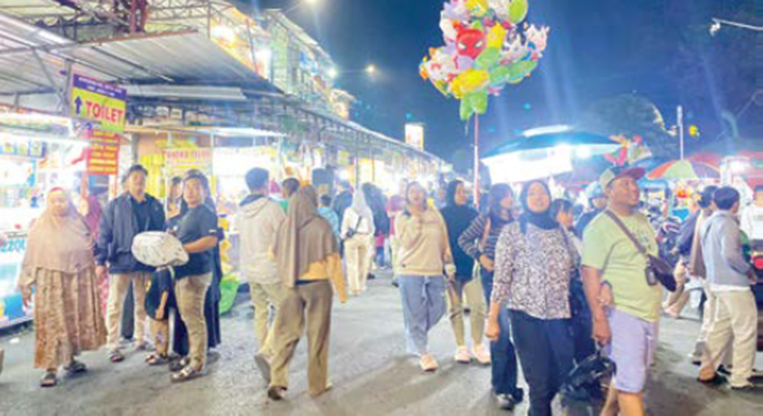 MEMBELUDAK: Wisatawan memadati area kuliner Alun-Alun Kota Wisata Batu pada 30 Desember lalu.