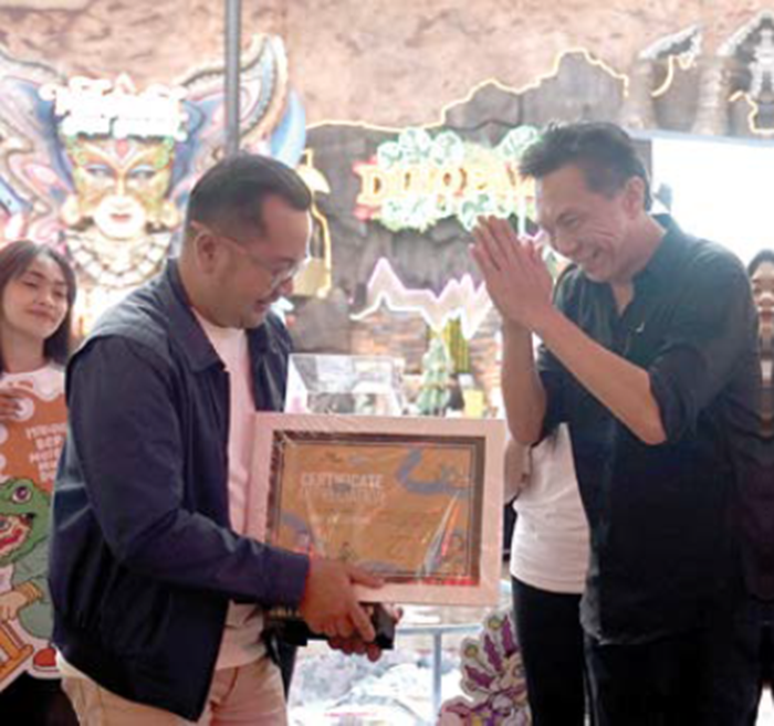 SIMBOLIS: Direktur Jawa Timur Park 3, Ir Suryo Widodo (kanan) menyerahkan sertifikat apresiasi kepada perwakilan sponsor Hyundai pada 31 Desember 2025 lalu.