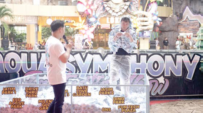 UNDIAN UTAMA: Proses pengambilan hadiah utama menggunakan pakaian berperekat. Kertas-kertas yang menempel di pakaian tersebut akan diambil salah satu pengunjung untuk menentukan pemenang utama.