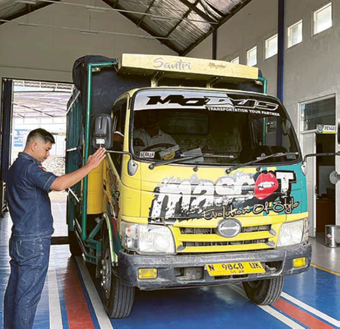 DICEK: Salah satu kendaraan  menjalani uji kir di Balai Uji kir Kota Batu pada 6 Januari lalu.