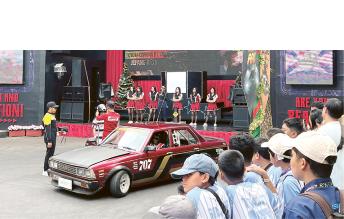 ANTUSIAS: Pengunjung tampak memadati area Gangster Town, Museum Angkut untuk melihat Man on Fire Show pada Selasa lalu (6/1).