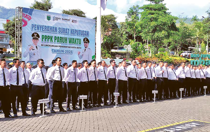 TERTIB: Para PPPK paro waktu di lingkungan Pemkot Batu baru saja menerima SK di Halaman Balai Kota Among Tani Batu beberapa waktu lalu.