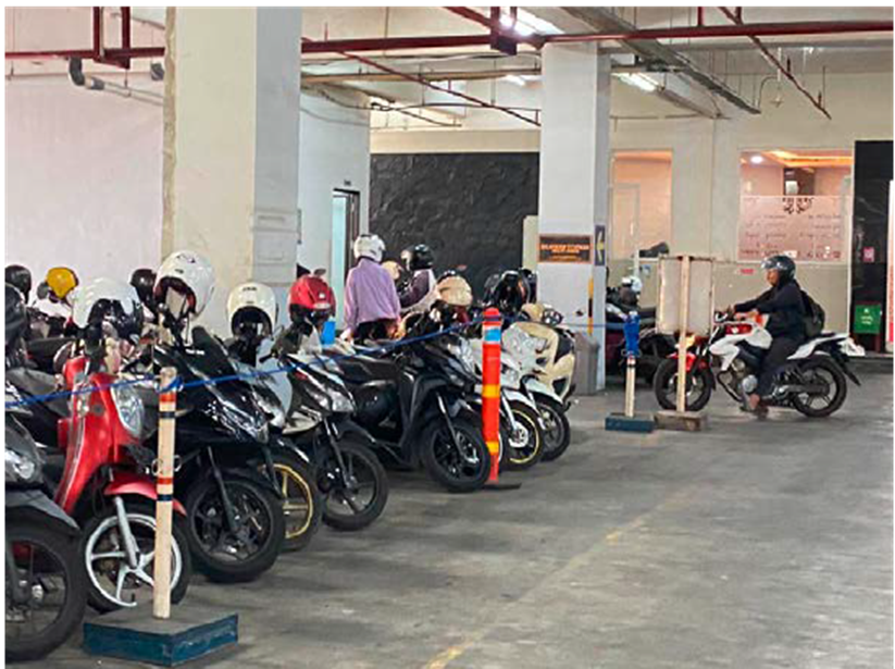 : Lahan parkir swasta milik salah satu pusat perbelanjaan di Kota Batu dipadati pengunjung beberapa hari lalu. (Rori Dinanda Besatri/Radar Batu)