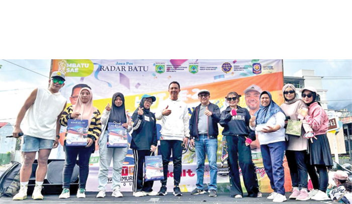 KOMPAK: Kepala Diskumperindag Kota Batu, Aries Setiawan (tengah) beserta penyelenggara dan peserta CFD MBatu Sae Spesial HUT Ke-2 tampak antusias kemarin (11/1).