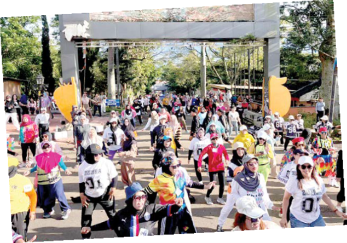 HEBOH: Peserta zumba full semangat dalam CFD MBatu Sae edisi sepesial HUT-Ke 2.