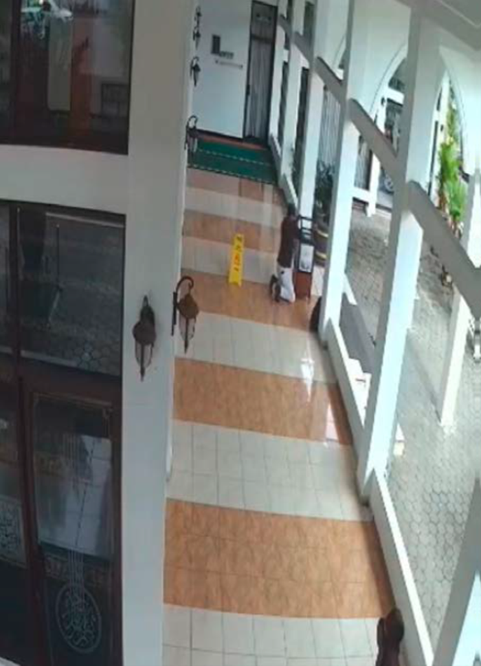 TERPANTAU KAMERA PENGAWAS: Pelaku percobaan pencurian kota amal di Masjid Putih Daarusshalikhin, Kelurahan Temas, Kecamatan Batu, terekam CCTV kemarin pagi (12/1).