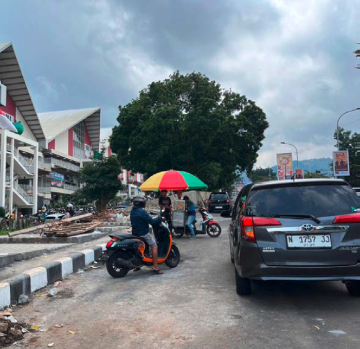 BANDEL: Salah satu oknum Pedagang Kaki Lima (PKL) mangkal di Jalan Dewi Sartika yang merupakan area terlarang (zona merah) beberapa hari lalu.