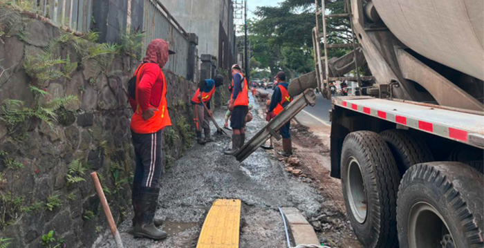 DIKEBUT: Pengerjaan trotoar di Jalan Ir Soekarno terus dilakukan dari pagi hingga malam hari. Kemarin sore (12/1), progresnya masih 93 persen.