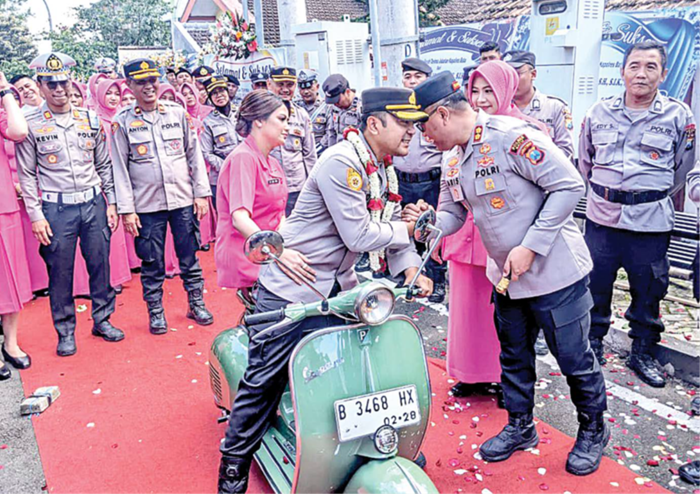 LEPAS JABATAN: Eks Kapolres Batu AKBP Andi Yudha Pranata memberikan salam perpisahan dan penyambutan Kapolres Batu AKBP Aris Purwanto di Polres Batu kemarin (13/1).