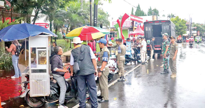 DIAMANKAN: Gerombolan Pedagang Kaki Lima (PKL) di kawasan Jalan Gajahmada depan Alun-Alun Kota Wisata Batu ditindak Satpol PP Kota Batu beberapa hari lalu.