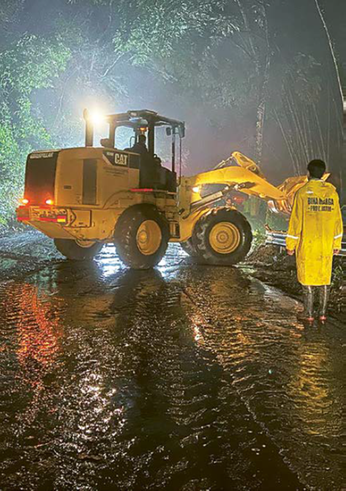 PROSES EVAKUASI: Tim BPBD Kota Batu melakukan evakuasi pohon tumbang dan tanah longsor di Jalan Trunojoyo, Kelurahan Songgokerto, Kecamatan Batu pada Sabtu malam (18/1).