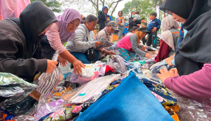LARIS MANIS: Bazar Murah Yayasan Yatim Mandiri Batu diserbu pengunjung CFD Mbatu Sae kemarin pagi (18/1).