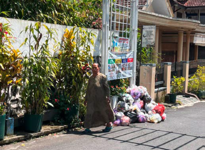 MEMBELUDAK: Tumpukan sampah di RW 06 Kelurahan Temas, Kecamatan Batu tampak meluber hingga ke jalan beberapa hari lalu.