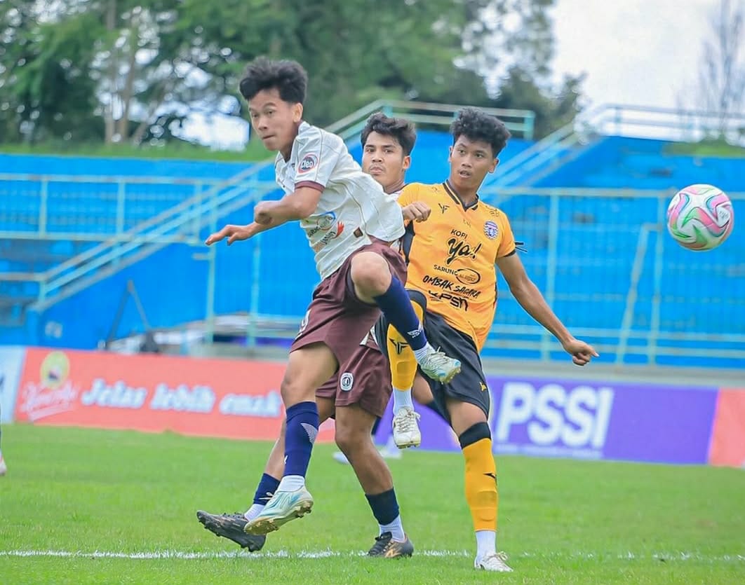 ON FIRE: Pemain Persekam Kabupaten Malang (kanan) berebut bola dengan penggawa Persedikab Kediri dalam laga Liga 4 Regional Jatim di Stadion Brantas, Batu. (Instagram Persedikab)