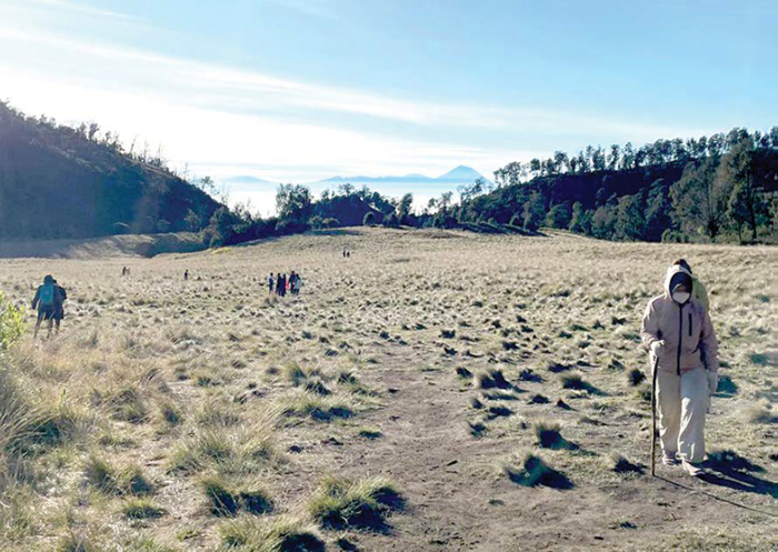 CUACA CERAH: Para pendaki mengabadikan momen di di kawasan sabana Gunung Buthak yang kini ditutup sementara sejak 17 Januari lalu.