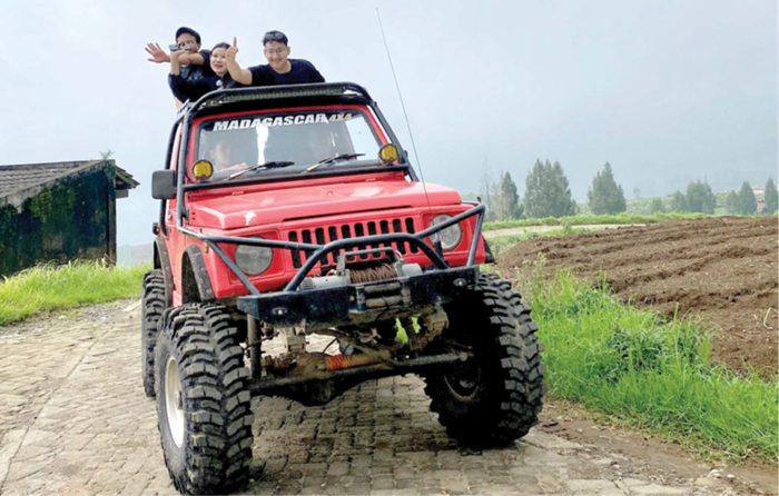NIKMATI PERJALANAN: Sejumlah wisatawan mengendarai jeep wisata di kawasan Desa Sumberbrantas, Kecamatan Bumiaji beberapa waktu lalu.