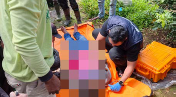 DIEVAKUASI: Personel Polres Batu mengevakuasi jenazah AW yang tewas diduga lantaran bunuh diri di gubuk perkebunan apel Desa Madiredo, Kecamatan Pujon, Kabupaten Malang kemarin (19/1).